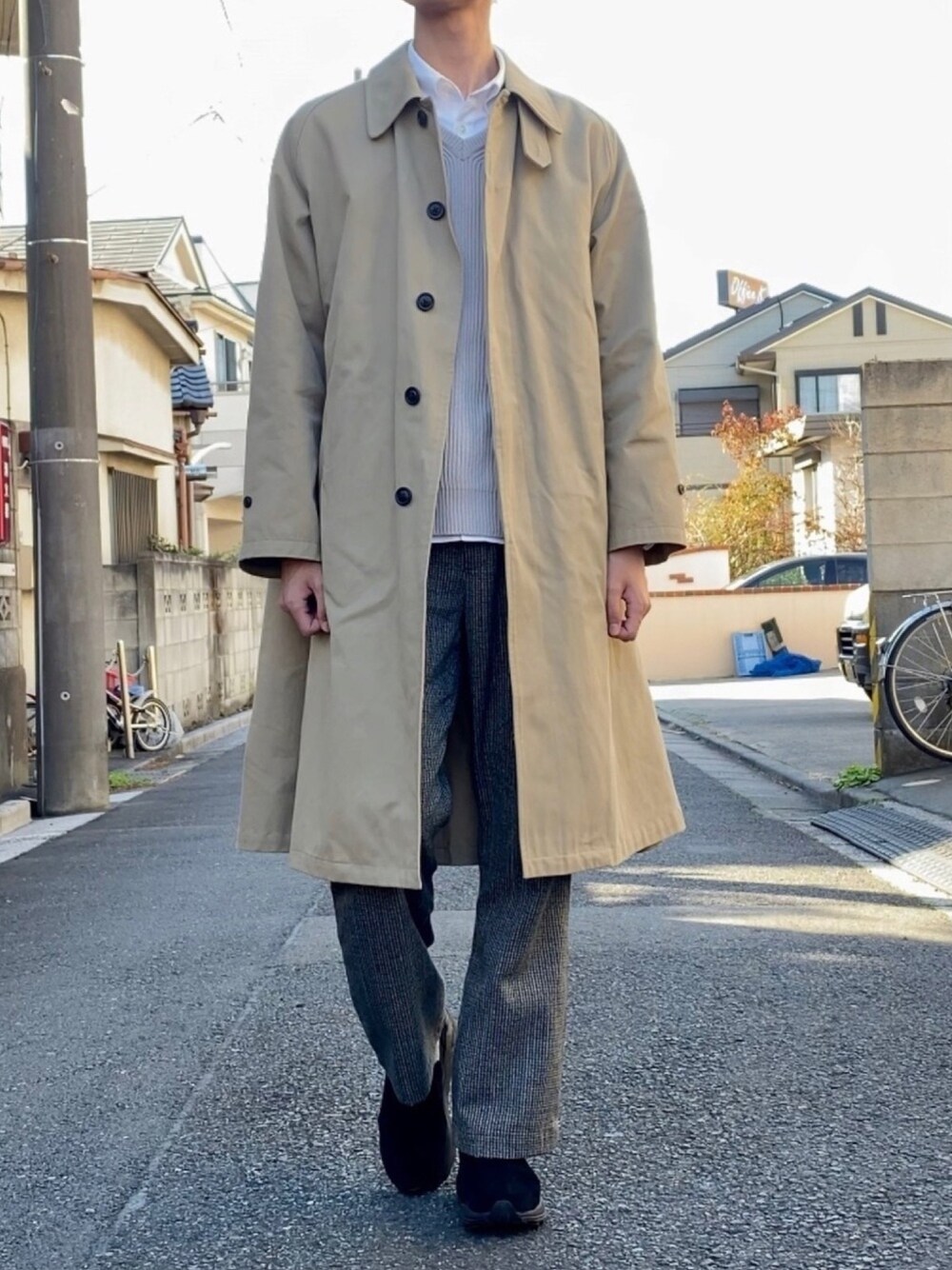 「春コーデ、ステンカラーコート、スプリングコート、ニットベスト、チェックパンツ、フレアパンツ、デート、ootd、outfit、おしゃれさんと繋がりたい」｜「URUのアイテム（ステンカラーコート、ベージュ系）」を使った、りゅう【相互】さん（メンズ・178cm）の春コーディネートの1枚目の写真