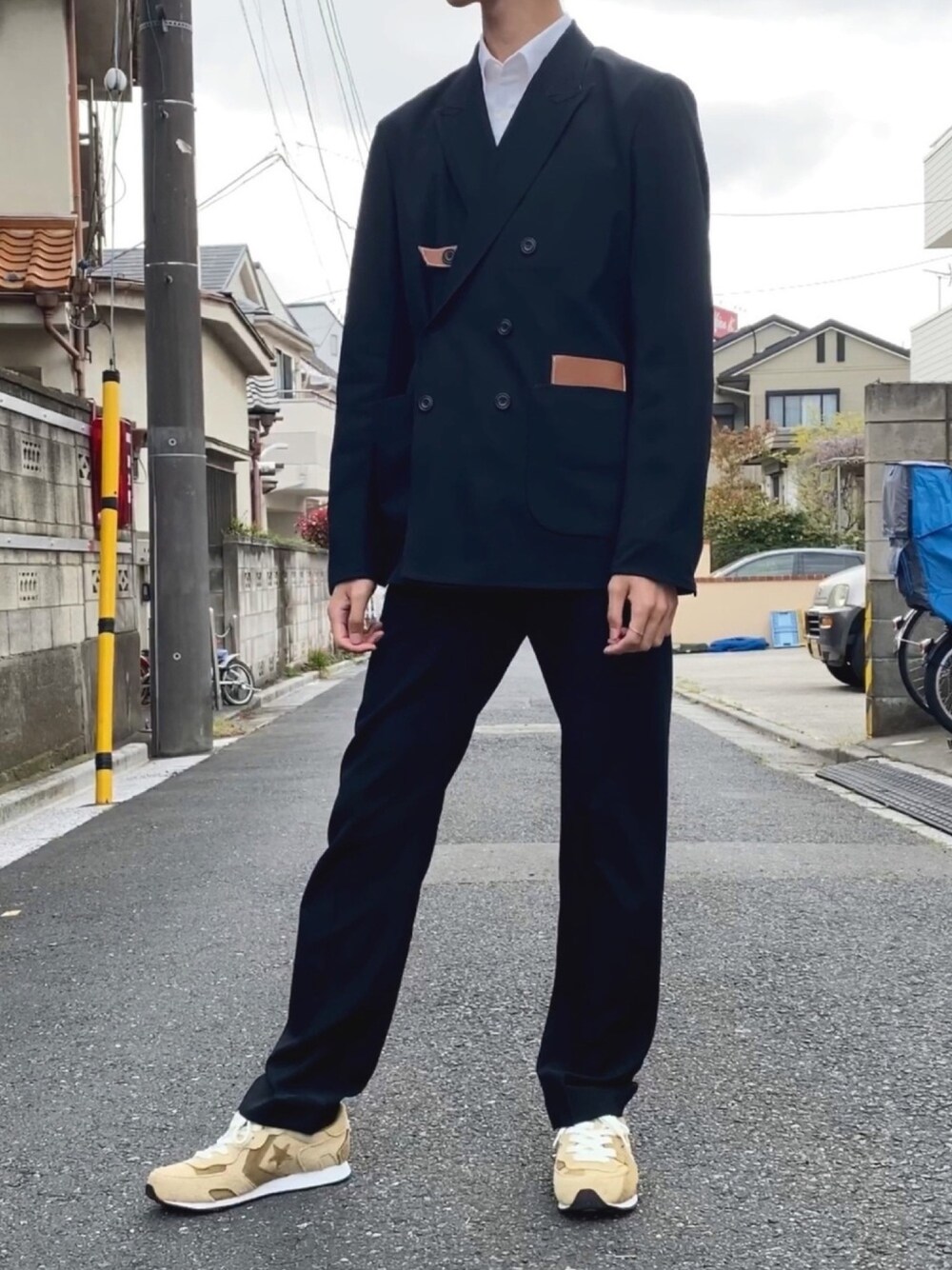 「春コーデ、セットアップ、テーラードジャケット、ダブルジャケット、コンバース、JWANDERSON、白シャツ、ootd、outfit、おしゃれさんと繋がりたい」｜「SUNSEAのアイテム（テーラードジャケット、ブラック系）」を使った、りゅう【相互】さん（メンズ・178cm）の春コーディネートの1枚目の写真