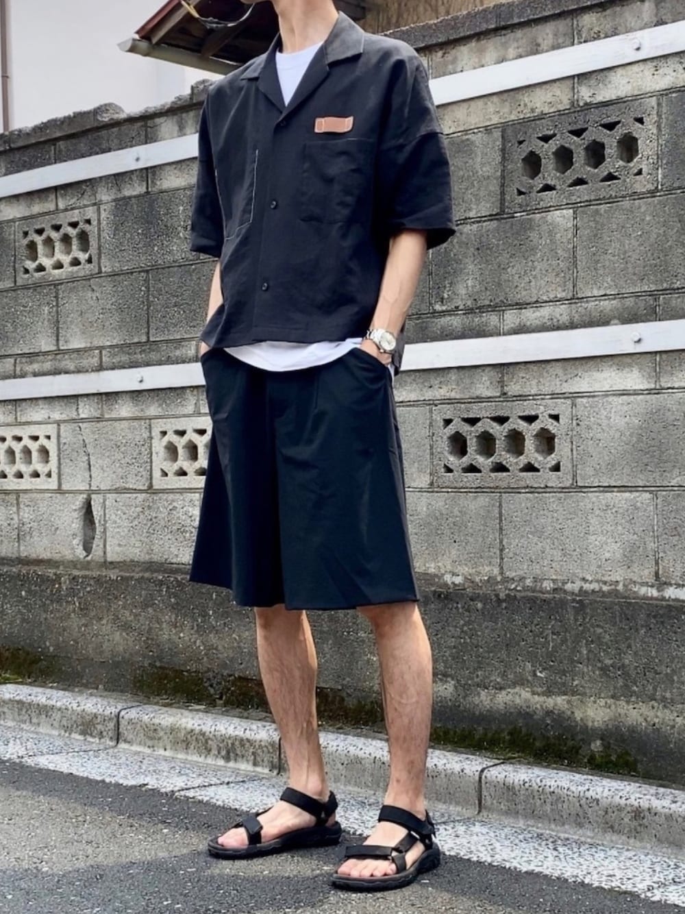 「夏コーデ、オープンカラーシャツ、ショートパンツ、ハーフパンツ、サンダル、オールブラック、ワントーンコーデ、モノトーンコーデ、ootd、おしゃれさんと繋がりたい」｜「SUNSEAのアイテム（その他パンツ、ブラック系）」を使った、りゅう【相互】さん（メンズ・178cm）の秋コーディネートの1枚目の写真