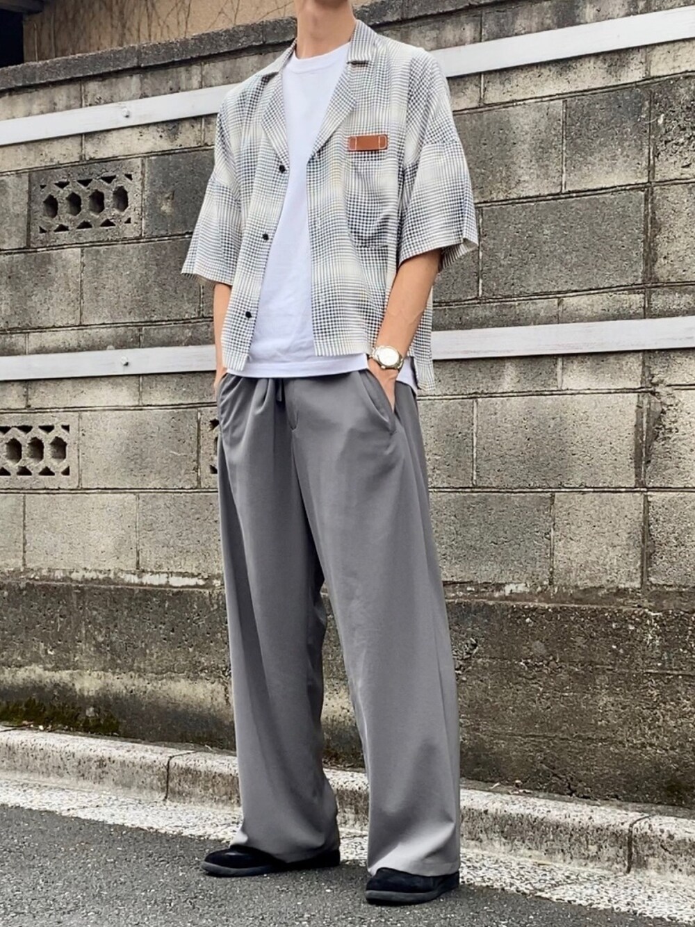 「オープンカラーシャツ、開襟シャツ、チェック、チェックシャツ、ワイドパンツ、モノトーン、モノトーンコーデ、ootd、outfit、おしゃれさんと繋がりたい」｜「YOKEのアイテム（スラックス、グレー系）」を使った、りゅう【相互】さん（メンズ・178cm）の秋コーディネートの1枚目の写真