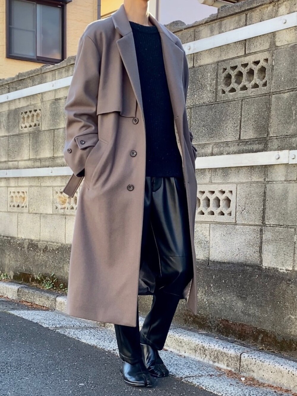 「チェスターコート、トレンチコート、ニット、レザーパンツ、足袋ブーツ、シンプルコーデ、冬コーデ、ootd、outfit、おしゃれさんと繋がりたい」｜「steinのアイテム（チェスターコート、ブラウン系）」を使った、りゅう【相互】さん（メンズ・178cm）の冬コーディネートの1枚目の写真
