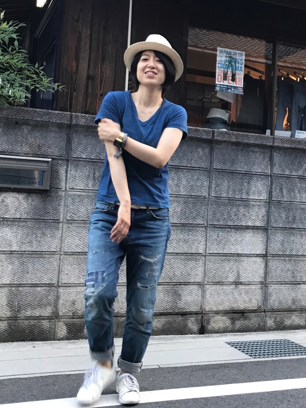 「ジャパンブルージーンズ、JAPAN BLUE JEANS、JAPAN BLUE JEANS 児島店、ジャパンブルー、児島、児島ジーンズストリート、インディゴ、CALIF.、Safari、CA4LA」｜「The DUFFER of ST.GEORGEのNEW SIDE LACE SNEAKERS"COURT SHOES"：サイドレーススニーカー（スニーカー、ホワイト系）」を使った、ぷにぷにかなぶんさん（レディース・160cm）の夏コーディネートの1枚目の写真