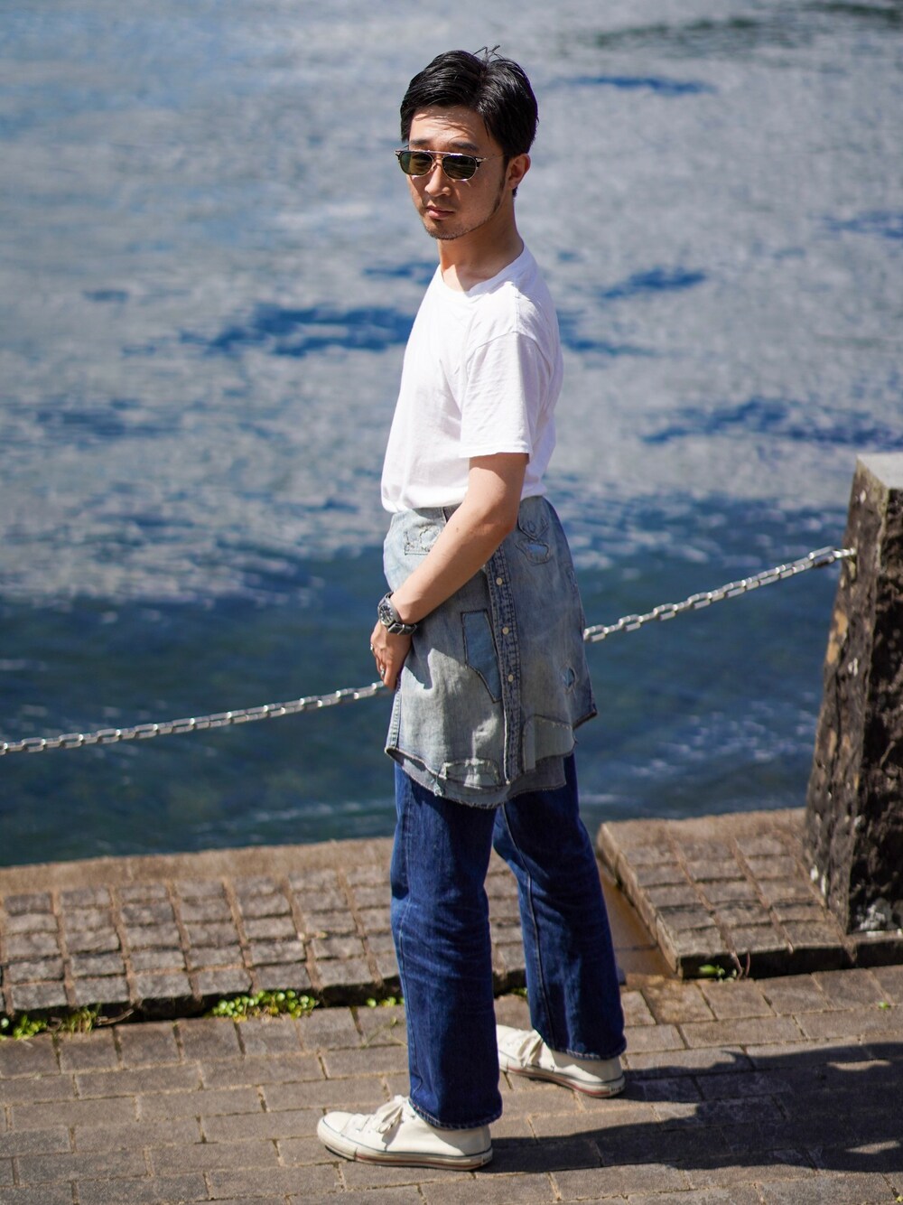 ホワイト系のスニーカー、ホワイト系のTシャツ/カットソー、ゴールド系のサングラスを着用したメンズの冬コーディネートの1枚目の写真
