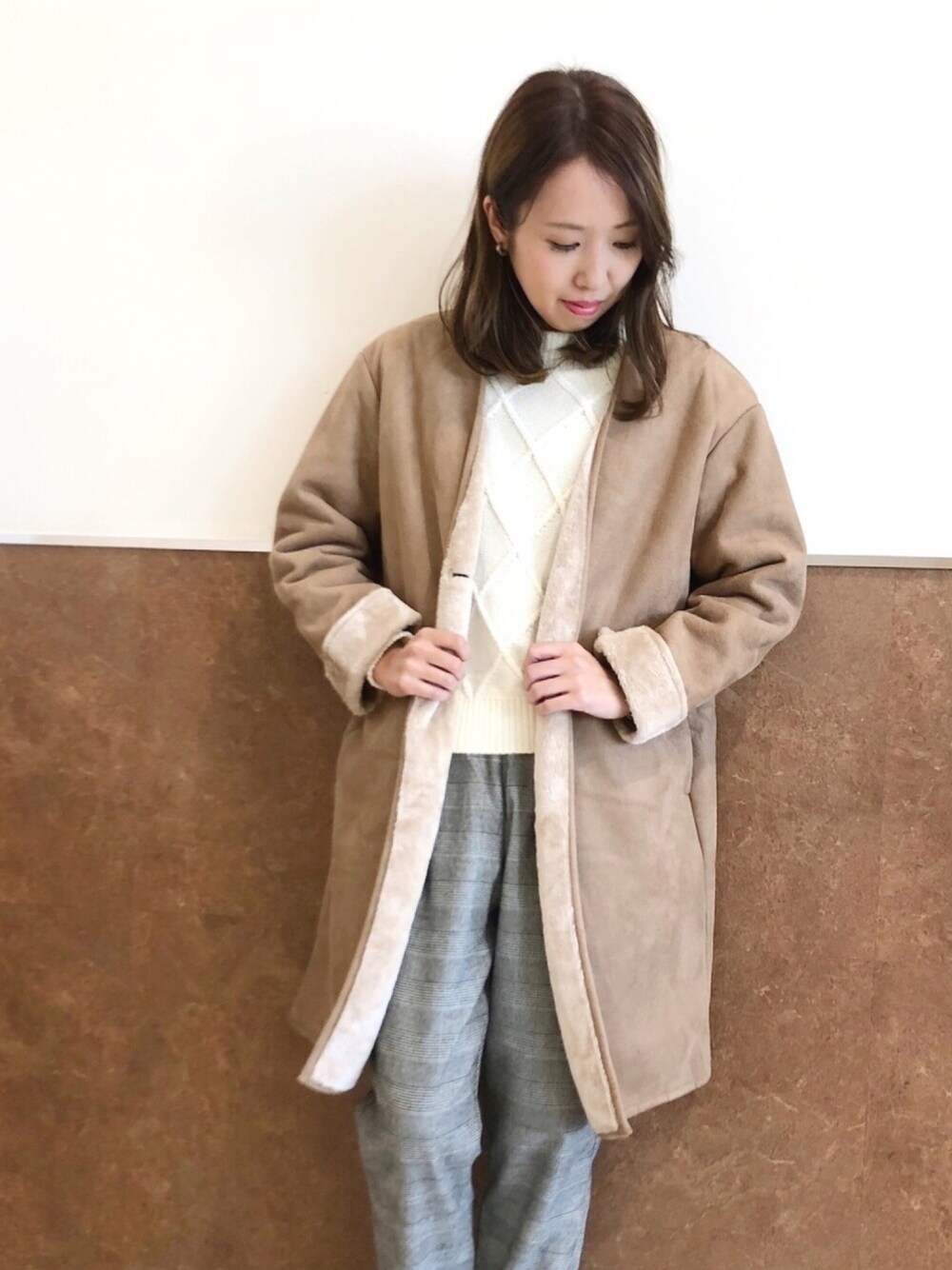「オトナカジュアル、シンプルおしゃれが好き、低身長、チェックパンツ、ニット、ムートンコート、Green Parks、earth music&ecology、おしゃれさんと繋がりたい、ママコーデ」｜「earth music&ecologyの・ケーブル編みモールニットプルオーバー●（ニット/セーター、ホワイト系）」を使った、よこぞうさん（レディース・154cm）の秋コーディネートの1枚目の写真