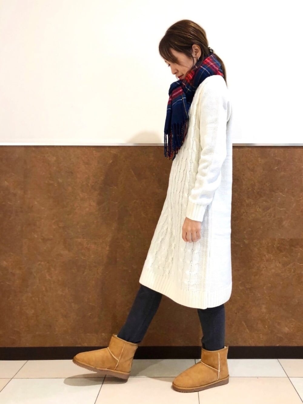 「大人カジュアル、ママコーデ、チェック、ニットワンピース、ミラノ巻き、ストール、シンプルコーデ、greenparks、earth music&ecology、低身長」｜「Green　Parksの・ケーブルニットワンピース（ワンピース、ホワイト系）」を使った、よこぞうさん（レディース・154cm）の秋コーディネートの1枚目の写真