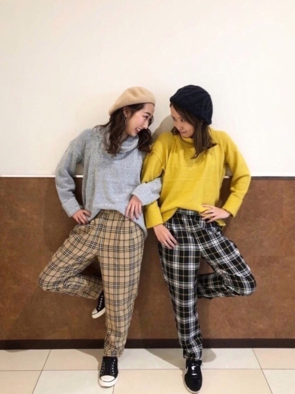 「オトナカジュアル、リンクコーデ、双子コーデ、タータンチェック、タートルネック、greenparks、earth music&ecology、おそろいコーデ、スニーカーコーデ、シンプルコーデ」｜「Green　Parksの・チェック柄テーパードパンツ（その他パンツ、ブラック系）」を使った、よこぞうさん（レディース・154cm）の秋コーディネートの1枚目の写真
