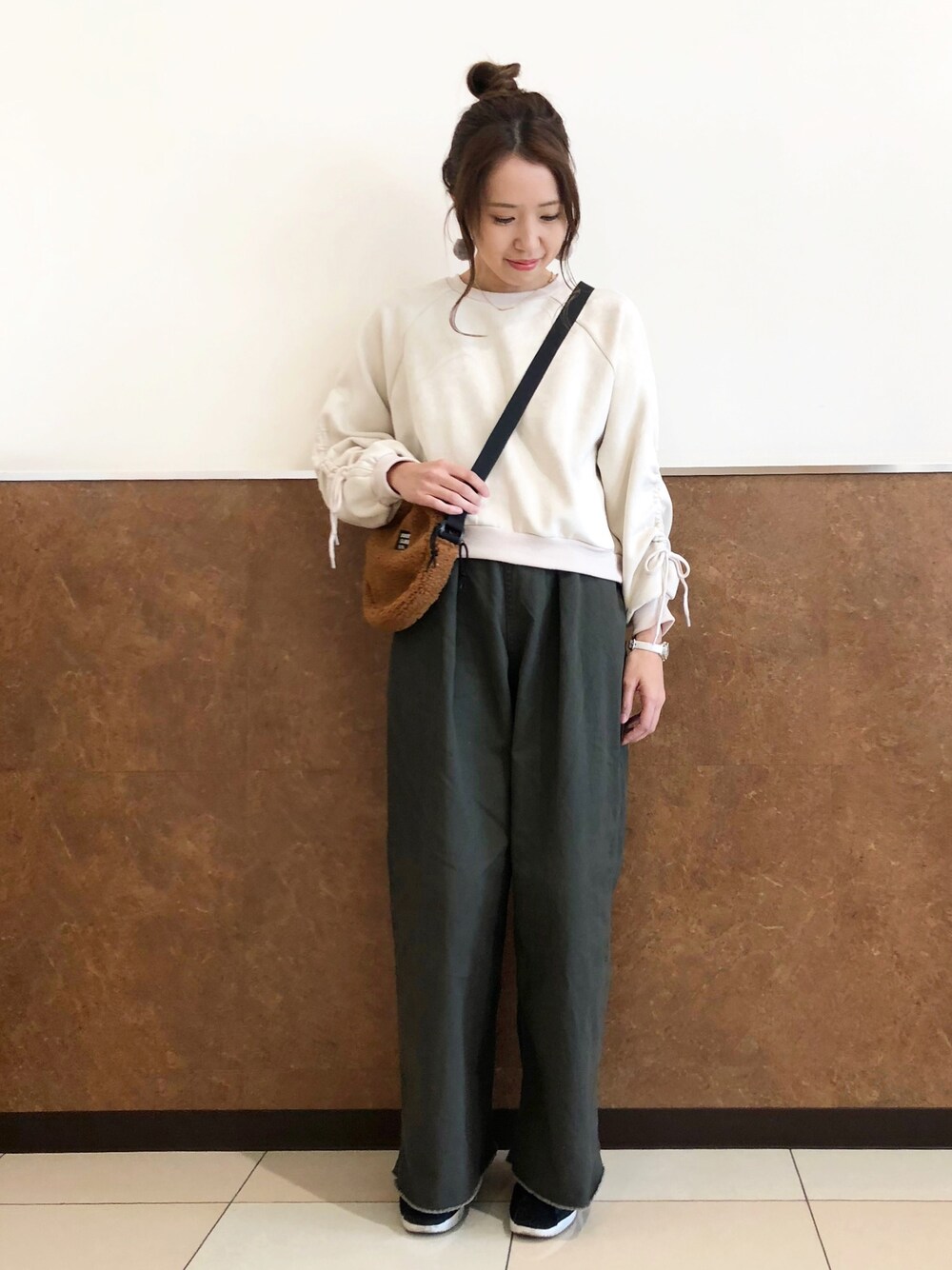 「冬コーデ、シンプル、カジュアルコーデ、オトナ女子、スニーカー、低身長、パンツスタイル、ゆるコーデ、ママコーデ、ワイドパンツ」｜「Green　Parksの・RAYCASSINフェイクスエードプルオーバー（Tシャツ/カットソー、ホワイト系）」を使った、よこぞうさん（レディース・154cm）の冬コーディネートの1枚目の写真
