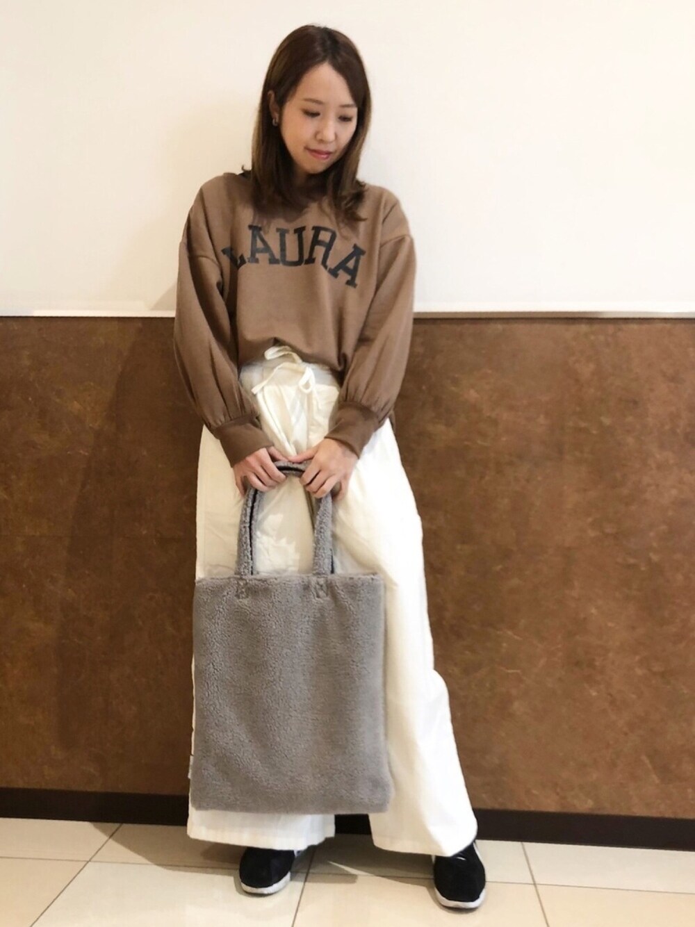 「大人カジュアル、ラクチンコーデ、ゆるコーデ、冬コーデ、秋のコーデ、ママコーデ、スウェット、コーデュロイ、オトナ女子、ホワイト」｜「Green　Parksの・ボアビッグトート（ハンドバッグ、グレー系）」を使った、よこぞうさん（レディース・154cm）の冬コーディネートの1枚目の写真