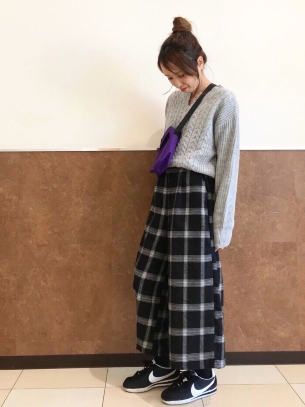 「カジュアルコーデ、大人カジュアル、モノトーン、ママコーデ、低身長、冬コーデ、冬、スニーカー、黒、お洒落さんとつながりたい」｜「Green　Parksの・チェックガウチョパンツ（その他パンツ、ブラック系）」を使った、よこぞうさん（レディース・154cm）の冬コーディネートの1枚目の写真