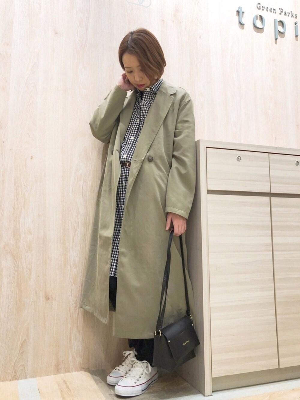 「大人カジュアル、スニーカー、春コーデ、ママコーデ、大人コーデ、コンバース、シャツワンピース、トレンチコート、低身長」｜「Green　Parksのオーバートレンチコート 〇＜スプリングコート＞（トレンチコート、グリーン系）」を使った、よこぞうさん（レディース・154cm）の冬コーディネートの1枚目の写真