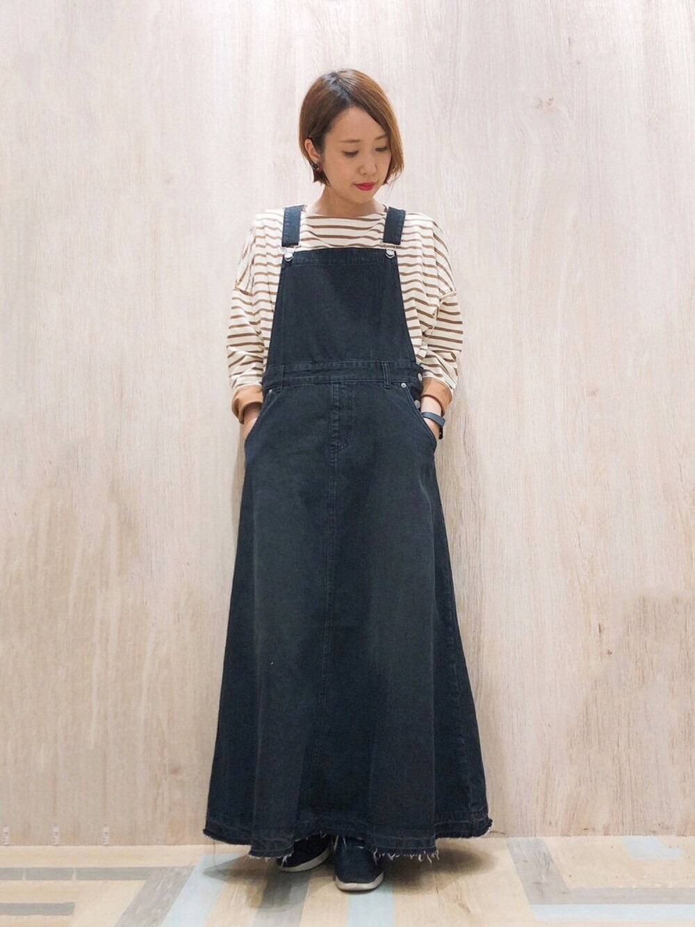 「秋コーデ、カジュアルコーデ、ラクチンコーデ、低身長、ootd、秋のコーデ、デニム、ボーダー、おしゃれさんと繋がりたい」｜「Green　Parksの・SUGAR SPOON デニムサロペットスカート（ジャンパースカート、ブラック系）」を使った、よこぞうさん（レディース・154cm）の夏コーディネートの1枚目の写真