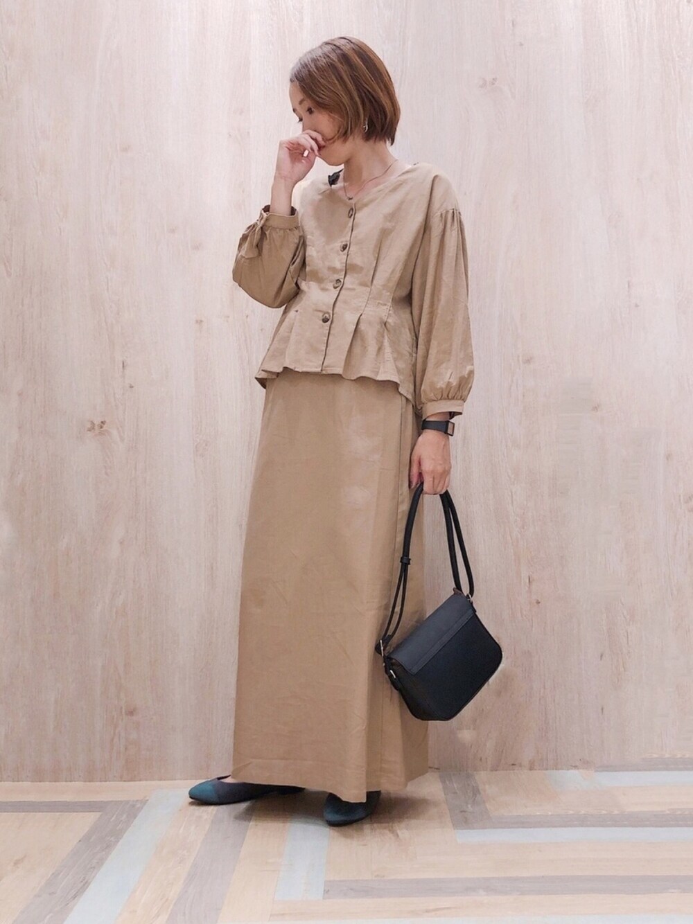 「オトナ女子、秋のコーデ、秋コーデ、セットアップ、ベージュ、低身長、おしゃれさんと繋がりたい、ootd」｜「Green　Parksのスクエアフラットシューズ（パンプス、ブラック系）」を使った、よこぞうさん（レディース・154cm）の夏コーディネートの1枚目の写真