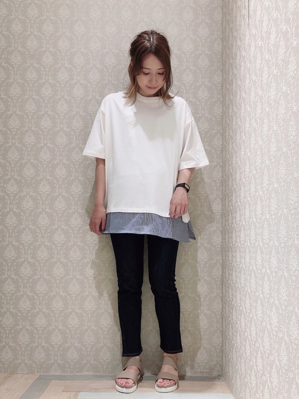 「夏、オトナカジュアル、おしゃれさんと繋がりたい、シンプルコーデ、夏コーデ、低身長コーデ、ootd、シンプル、デニム、サンダル」｜「Green　Parksの裾スリットレイヤード５分袖プルオーバー（Tシャツ/カットソー、ホワイト系）」を使った、よこぞうさん（レディース・154cm）の夏コーディネートの1枚目の写真