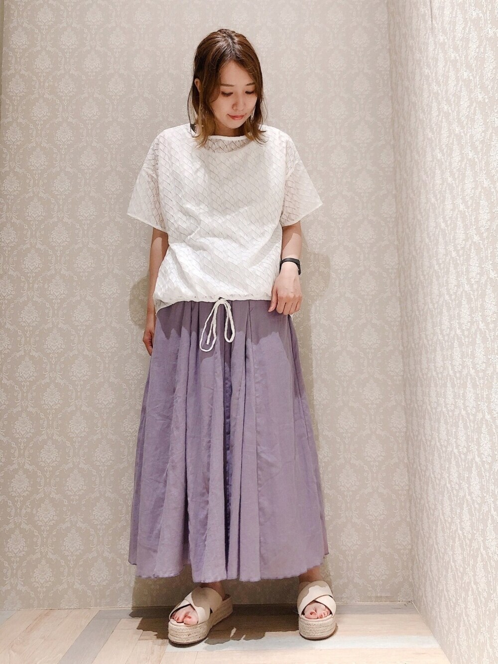 「夏コーデ、大人カジュアル、おしゃれさんと繋がりたい、低身長コーデ、大人コーデ、オトナカジュアル、サンダル、プチプラコーデ、ナチュラル、ママコーデ」｜「earth music&ecologyのコットンボイルギャザーフレアスカート ＊（スカート、パープル系）」を使った、よこぞうさん（レディース・154cm）の夏コーディネートの1枚目の写真
