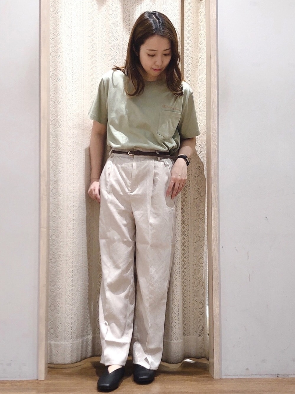「Champion、大人カジュアル、ootd、低身長コーデ、ロゴT、ママコーデ、おしゃれさんと繋がりたい、白パンツ」｜「ChampionのChampion×earthポケット付きＴシャツ ＊（Tシャツ/カットソー、グリーン系）」を使った、よこぞうさん（レディース・154cm）の春コーディネートの1枚目の写真