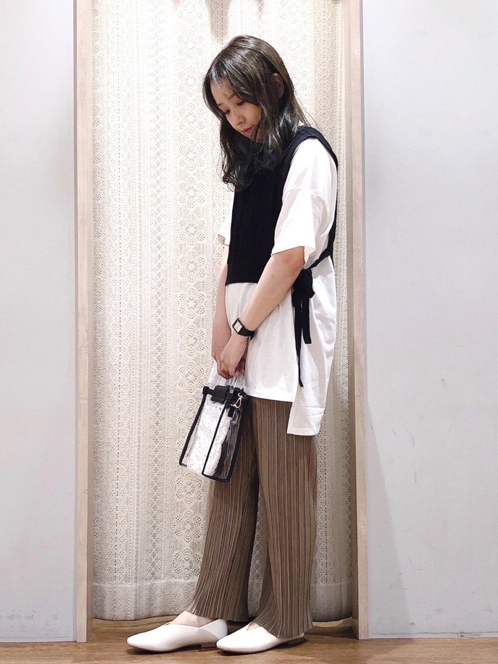 「ブラック、ベスト、大人カジュアル、ootd、シンプルコーデ、低身長、ママコーデ、おしゃれさんと繋がりたい」｜「earth music&ecologyのSET2点 ショートニットベスト+スクエアヘムチュニック　＊（Tシャツ/カットソー、ブラック系）」を使った、よこぞうさん（レディース・154cm）の春コーディネートの1枚目の写真