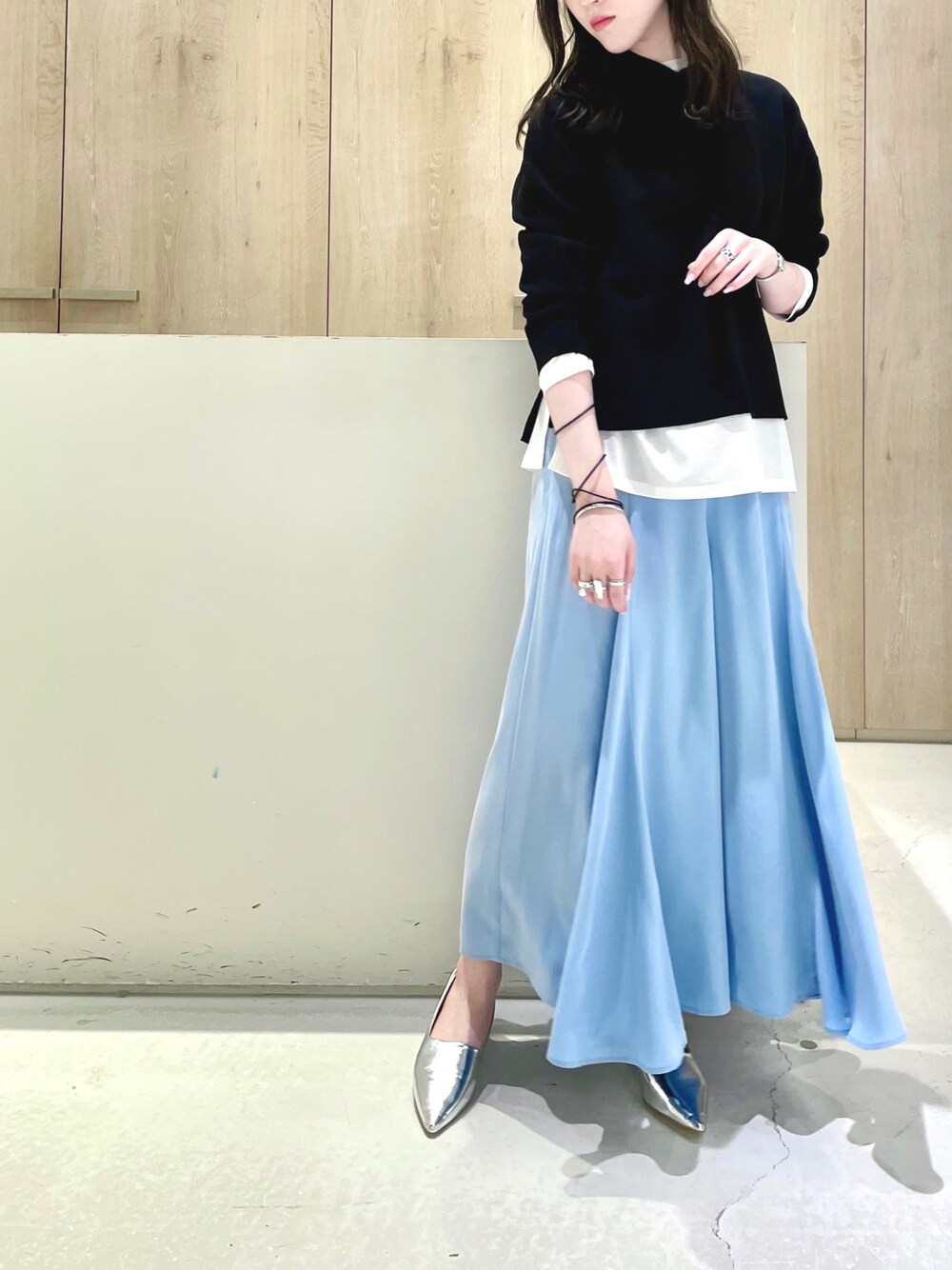 「春コーデ、シンプルコーデ、ゆるコーデ、大人女子、ラフコーデ、春色、シンプル、マーメイド、イレギュラーヘム、パンツ」｜「qualiteのストレッチニットパーカー（パーカー、ブラック系）」を使った、hlk05さん（レディース・167cm）の春コーディネートの1枚目の写真