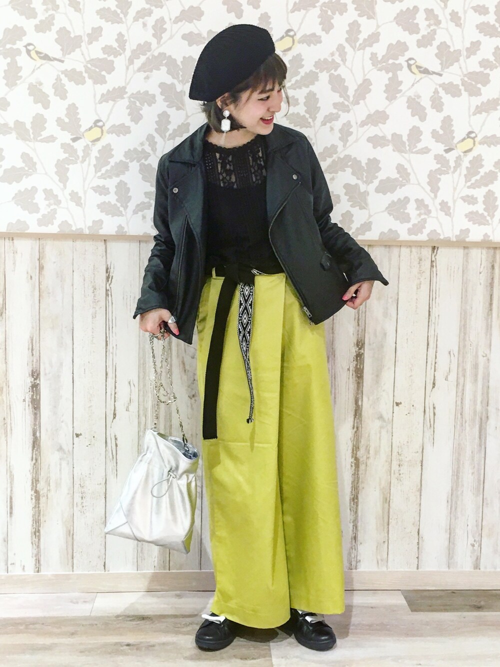 「シンプルコーデ、春コーデ、ootd、スニーカー、大人カジュアル、オトナカジュアル、JEANASiS、ベレー帽、adidas、イエロー」｜「JEANASISのソウレースタイトプルオーバー8S/745677（シャツ/ブラウス、ブラック系）」を使った、AIKAさん（レディース・158cm）の春コーディネートの1枚目の写真
