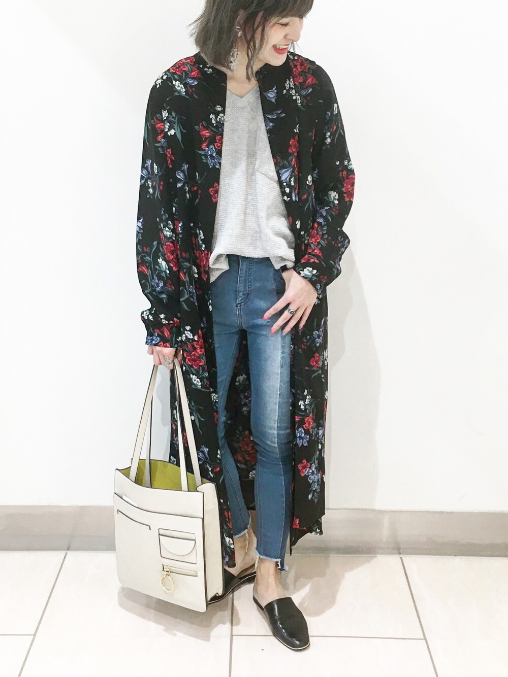 「パンツスタイル、デニム、オトナ女子、オトナカジュアル、雨の日コーデ、花柄、JEANASiS、outfit、ootd、シャツワンピ」｜「JEANASISのシャツワンピース/743980 （ワンピース、ブラック系）」を使った、AIKAさん（レディース・158cm）の春コーディネートの1枚目の写真