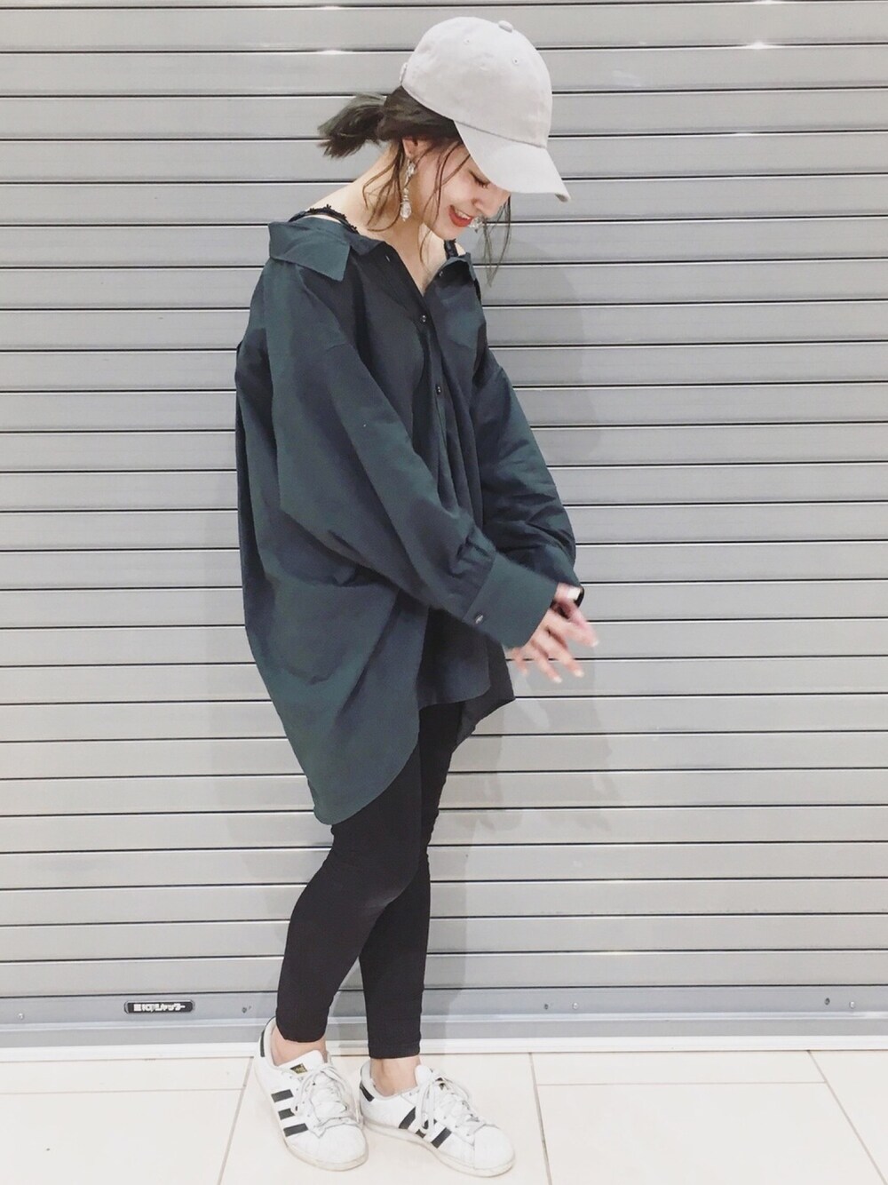 「シンプルコーデ、オトナ女子、大人カジュアル、きれいめカジュアル、秋服、デニムパンツ、ootd、オフショル、スニーカー、JEANASiS」｜「JEANASISの2WAYレギュラーシャツ/766561（シャツ/ブラウス、グリーン系）」を使った、AIKAさん（レディース・158cm）の夏コーディネートの1枚目の写真