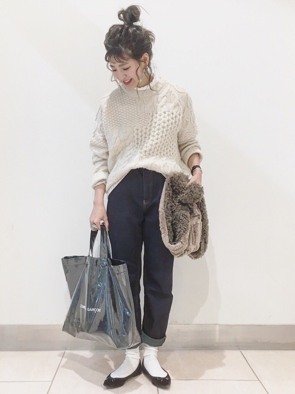 「フリル、白ニット、JEANASiS、おだんごヘアー、デニム、トートバッグ、レイヤードスタイル、バレエシューズ、オトナカジュアル、シンプルコーデ」｜「JEANASISの3GパッチケーブルプルオーバーLS/736643 （ニット/セーター、ベージュ系）」を使った、AIKAさん（レディース・158cm）の秋コーディネートの1枚目の写真
