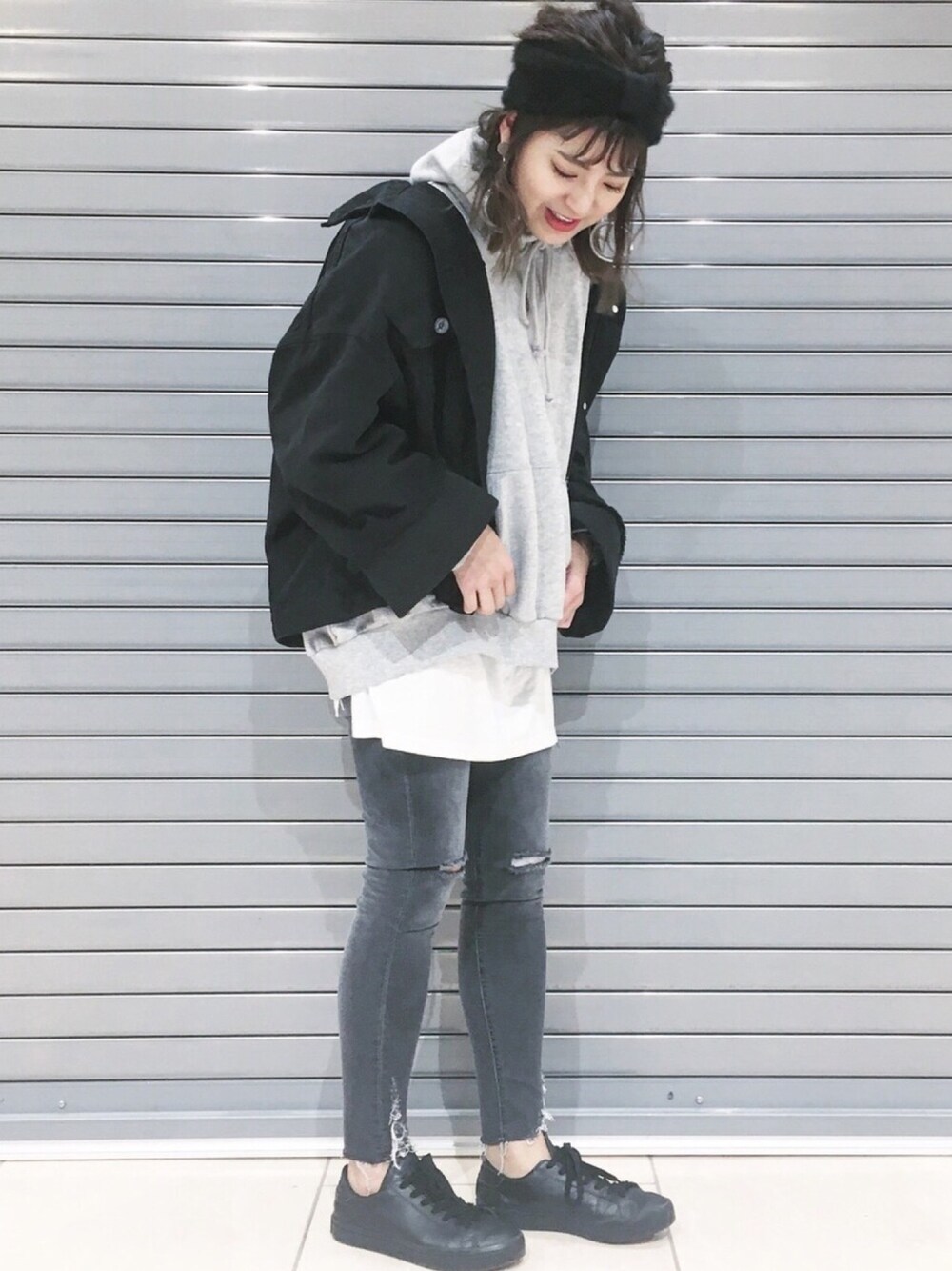 「カジュアル、スニーカー、Gジャン、レイヤードスタイル、スキニーデニム、モノトーン、ヘアバンド、adidas、秋、パーカー」｜「JEANASISのスーパーBIG Gジャン/763349（デニムジャケット、ブラック系）」を使った、AIKAさん（レディース・158cm）の秋コーディネートの1枚目の写真