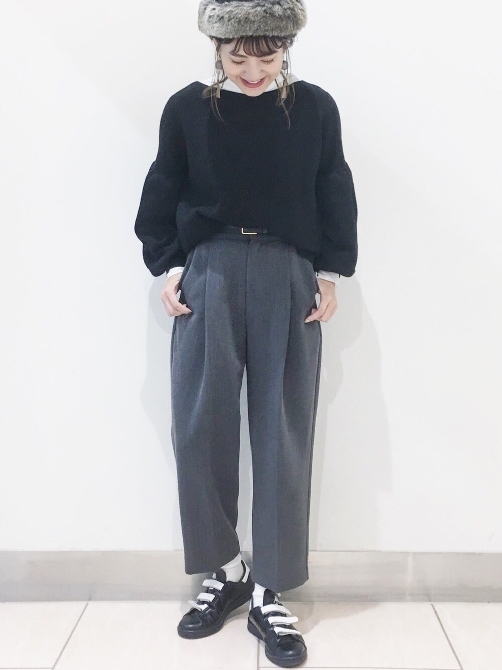 「モノトーンコーデ、ファー小物、スラックス、JEANASiS、レイヤードスタイル、フリル、スニーカーコーデ、adidas、秋コーデ、ラメ」｜「JEANASISの12Gプチラメボートプルオーバー/772962（ニット/セーター、ブラック系）」を使った、AIKAさん（レディース・158cm）の秋コーディネートの1枚目の写真