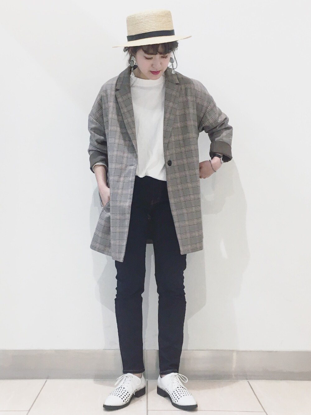 ブラウン系のテーラードジャケット、ブラック系のTシャツ/カットソー、ブルー系のデニムパンツを着用したレディースの春コーディネートの1枚目の写真