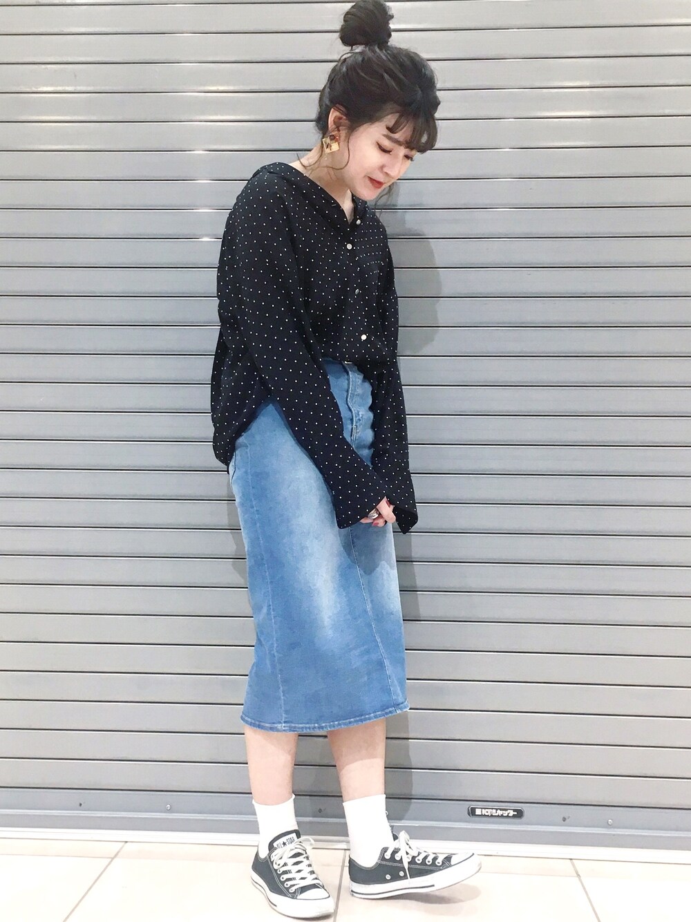 「ドット、デニムスカート、タイトスカート、スニーカー、コンバース、春コーデ、JEANASiS、おだんごヘアー、denim、大人ガーリー」｜「JEANASISのドットカイキンシャツ/785852 （シャツ/ブラウス、ブラック系）」を使った、AIKAさん（レディース・158cm）の春コーディネートの1枚目の写真