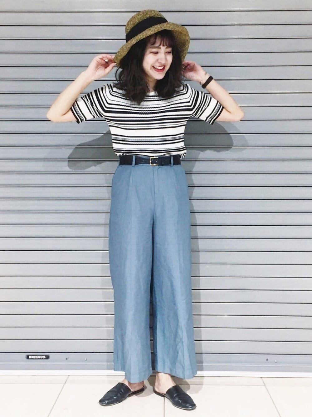「ワイドパンツ、オトナカジュアル、リネン、ボーダー、ペーパーハット、ラクチンコーデ、JEANASiS、スリッパ、グリーン、夏」｜「JEANASISの12GリブタイトSS/787574（ニット/セーター、ホワイト系）」を使った、AIKAさん（レディース・158cm）の春コーディネートの1枚目の写真