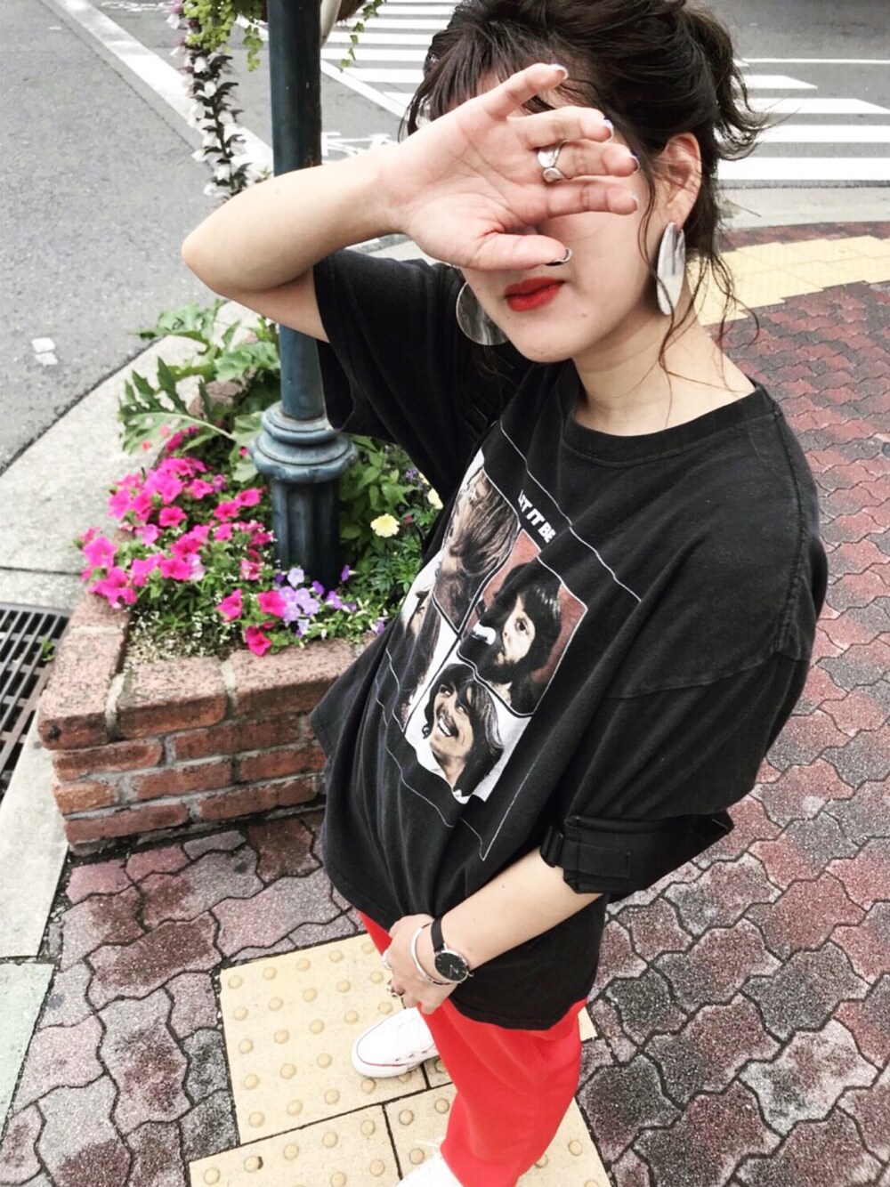 「バンT、古着、JEANASiS、ベイカーパンツ、赤、リュック、スニーカー、コンバース、ストリート、メンズライク」｜「usedのアイテム（Tシャツ/カットソー、ブラック系）」を使った、AIKAさん（レディース・158cm）の夏コーディネートの1枚目の写真