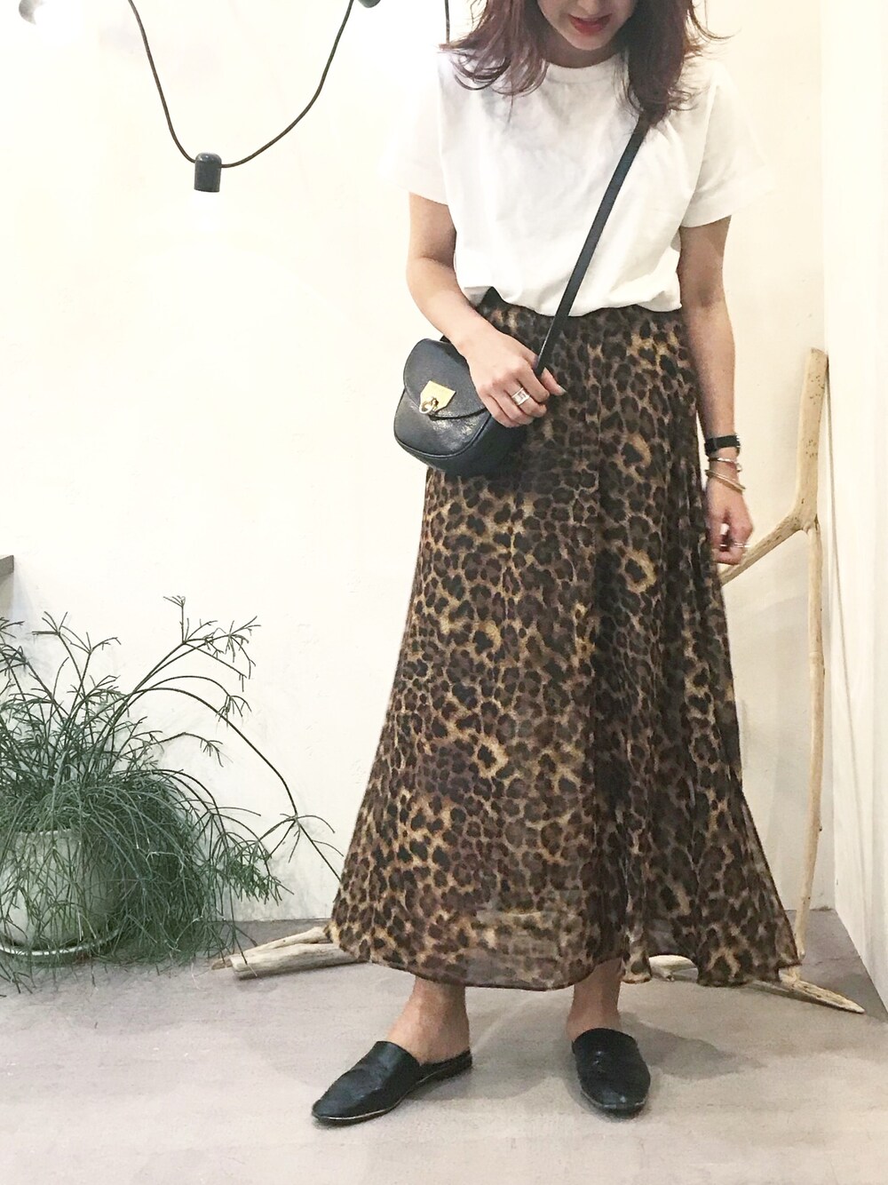 「レオパード、オトナ女子、モード、スリッパ、JEANASiS、オトナカジュアル、ショルダーバッグ、白Tシャツ、マキシスカート、きれいめカジュアル」｜「JEANASISのムジガラマキシスカート/808040（スカート、その他）」を使った、AIKAさん（レディース・158cm）の夏コーディネートの1枚目の写真