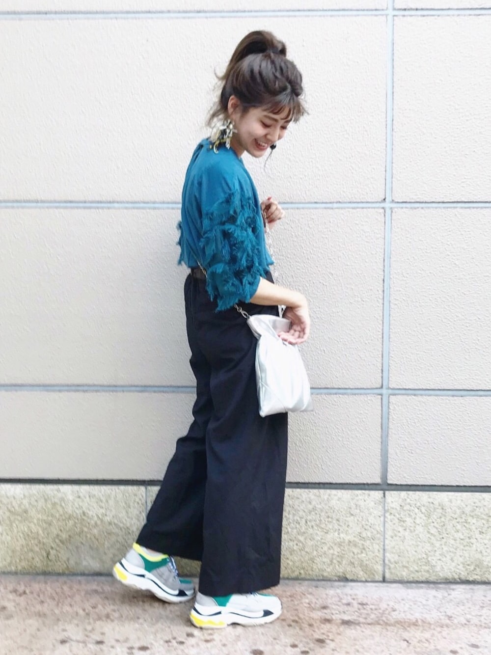 「フリンジ、ダッドスニーカー、JEANASiS、大人カジュアル、スニーカーコーデ、ワイドパンツ、きれいめカジュアル、スポーツミックス、夏セールで買いました、ポニーテール」｜「JEANASISのソデフリンジSS/790240（Tシャツ/カットソー、グリーン系）」を使った、AIKAさん（レディース・158cm）の夏コーディネートの1枚目の写真