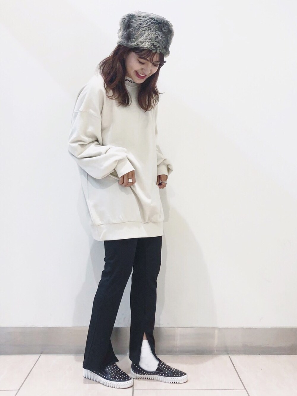 「ハイネック、スウェット、JEANASiS、ファーキャップ、オーバーサイズ、スタッズ、リブパンツ、スリットパンツ、秋コーデ、モノトーンコーデ」｜「JEANASISのネックロゴウラケ/807016（スウェット、ホワイト系）」を使った、AIKAさん（レディース・158cm）の秋コーディネートの1枚目の写真