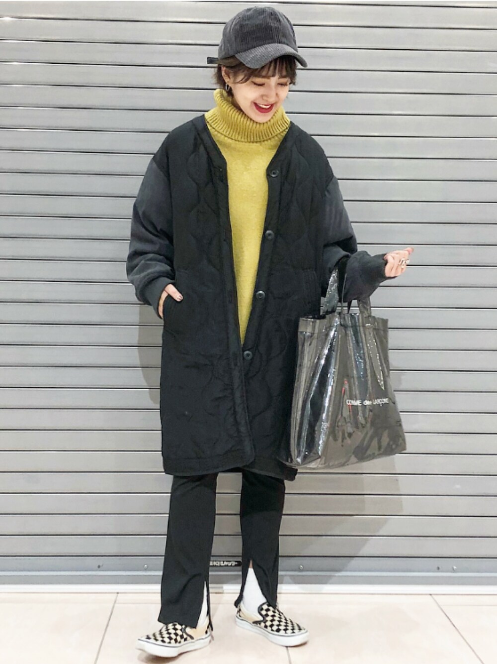 「タートルネック、ざっくりニット、キャップ、カジュアル、キルティング、ブルゾン、トートバッグ、JEANASiS、リブパンツ、スリッポン」｜「w closetの異素材切替キルティングコート（ジャケット/アウター、ブラック系）」を使った、AIKAさん（レディース・158cm）の秋コーディネートの1枚目の写真