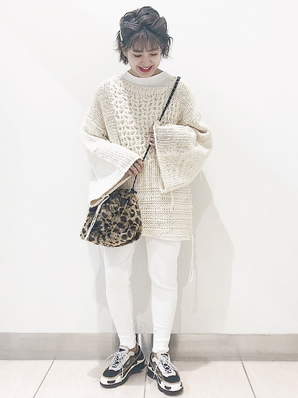 ホワイト系のその他パンツ、その他のショルダーバッグ、ホワイト系のスニーカーを着用したレディースの秋コーディネートの1枚目の写真
