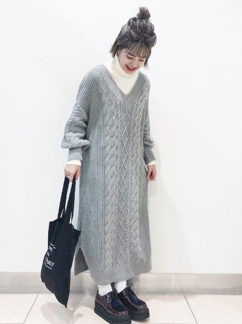 「大人カジュアル、レースアップシューズ、ロングワンピース、ワンピース、JEANASiS、ハーフアップ、レイヤードスタイル、タートルネック、厚底シューズ、トートバッグ」｜「JEANASISのケーブルニットロングワンピース/821255（ワンピース、グレー系）」を使った、AIKAさん（レディース・158cm）の秋コーディネートの1枚目の写真