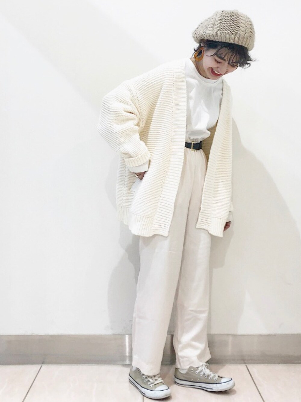 「オールホワイト、ホワイトコーデ、ニットカーディガン、ロンT、白Tシャツ、ワイドパンツ、サテンパンツ、オトナカジュアル、スニーカー、ベレー帽」｜「JEANASISのBASICロンT/815607（Tシャツ/カットソー、ホワイト系）」を使った、AIKAさん（レディース・158cm）の冬コーディネートの1枚目の写真