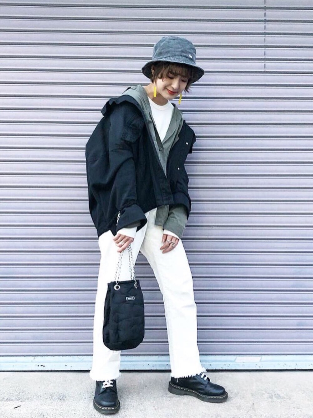 「Dr.Martens、ブーツ、バケットハット、Gジャン、ミリタリー、シャツスタイル、レイヤードスタイル、ホワイトパンツ、チェーンバッグ、春コーデ」｜「JEANASISのスーパーBIG Gジャン/763349（デニムジャケット、ブラック系）」を使った、AIKAさん（レディース・158cm）の春コーディネートの1枚目の写真