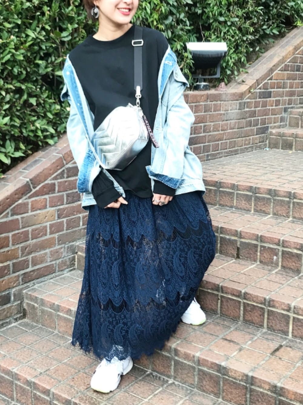 「レイヤードスタイル、JEANASiS、Gジャン、春、カジュアル、レーススカート、スキニーデニム、スニーカー、デニム、シルバー」｜「JEANASISのBIG Gジャン/743296 （デニムジャケット、ブルー系）」を使った、AIKAさん（レディース・158cm）の春コーディネートの1枚目の写真