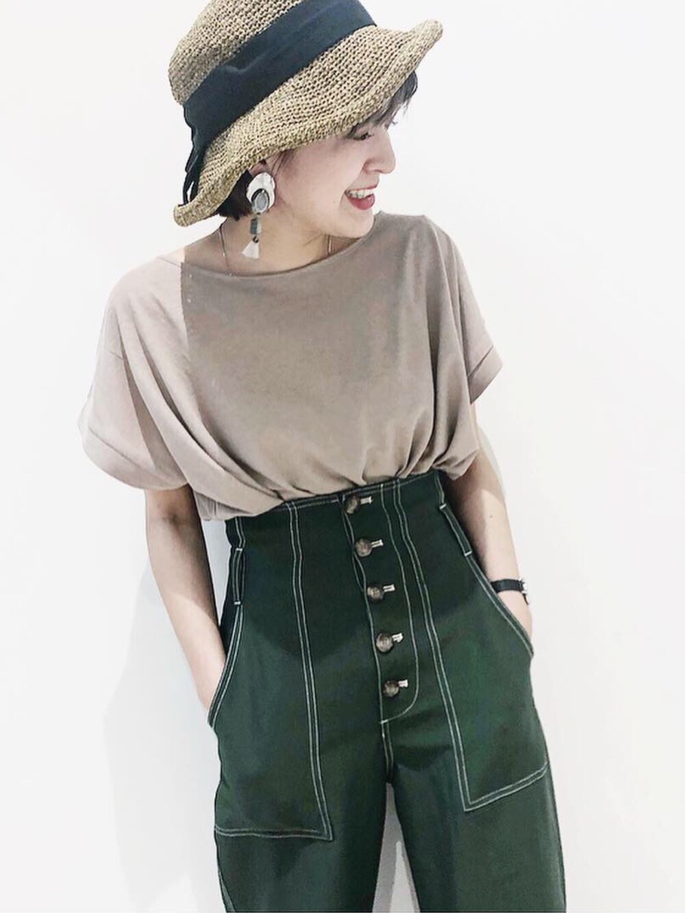 「オトナカジュアル、カジュアルコーデ、スニーカー、ハイウエスト、ペーパーハット、シンプルコーデ、ショートヘア、ootd、春夏コーデ、カーゴパンツ」｜「JEANASISのフロントギャザーカットソー/828897（Tシャツ/カットソー、ベージュ系）」を使った、AIKAさん（レディース・158cm）の春コーディネートの1枚目の写真