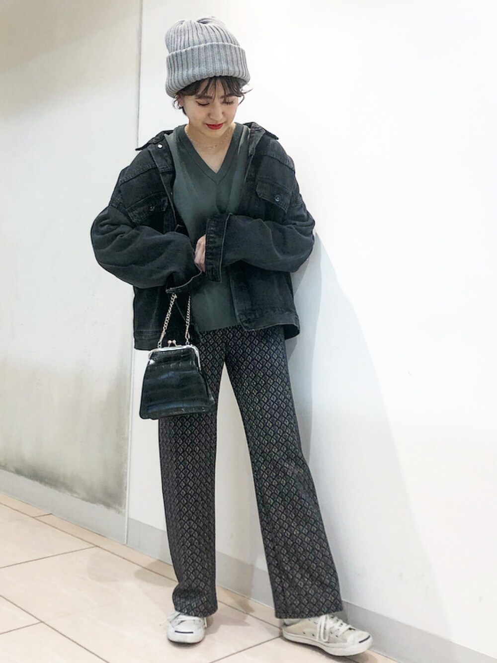 「JEANASiS、デニム、Gジャン、ニット帽、フレアパンツ、大人カジュアル、スニーカー、秋、ショートヘア、ビッグシルエット」｜「JEANASISの12GソウバリドルマンVプルオーバー/854637（ニット/セーター、グリーン系）」を使った、AIKAさん（レディース・158cm）の秋コーディネートの1枚目の写真