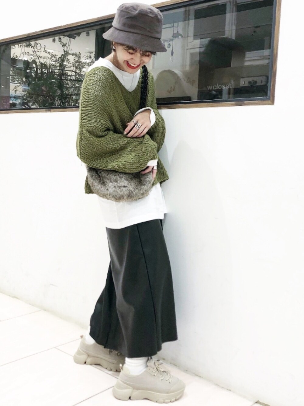 ホワイト系のTシャツ/カットソー、ブラウン系のショルダーバッグ、ブラック系のスカートを着用したレディースの秋コーディネートの1枚目の写真