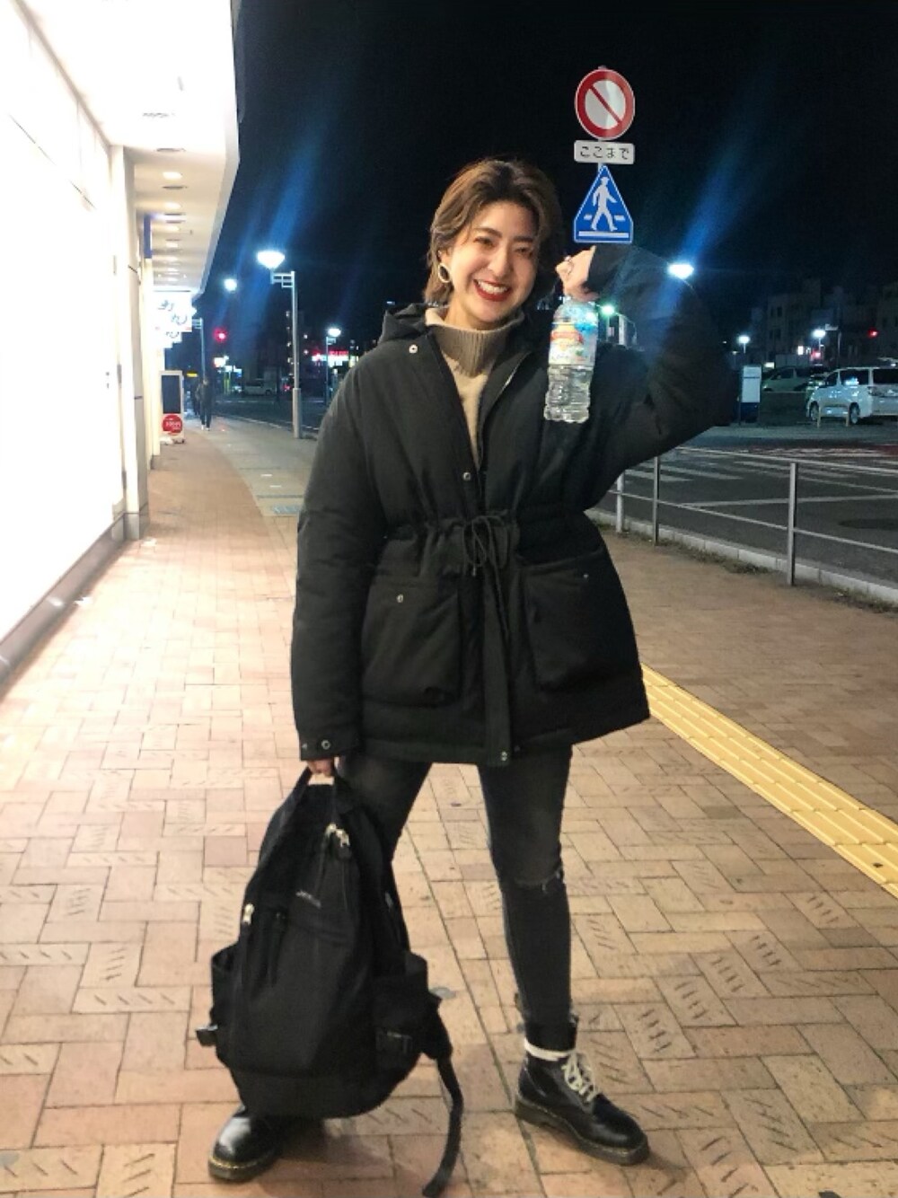 「JEANASiS、マウンテンパーカー、ウエストマーク、大人カジュアル、年末WEAR感謝祭、スキニーデニム、リュック、ハイネック、ハイネックニット、ダウンジャケット」｜「JEANASISのFLETHRMOミドルマンパ/865510（マウンテンパーカー、ブラック系）」を使った、AIKAさん（レディース・158cm）の冬コーディネートの1枚目の写真