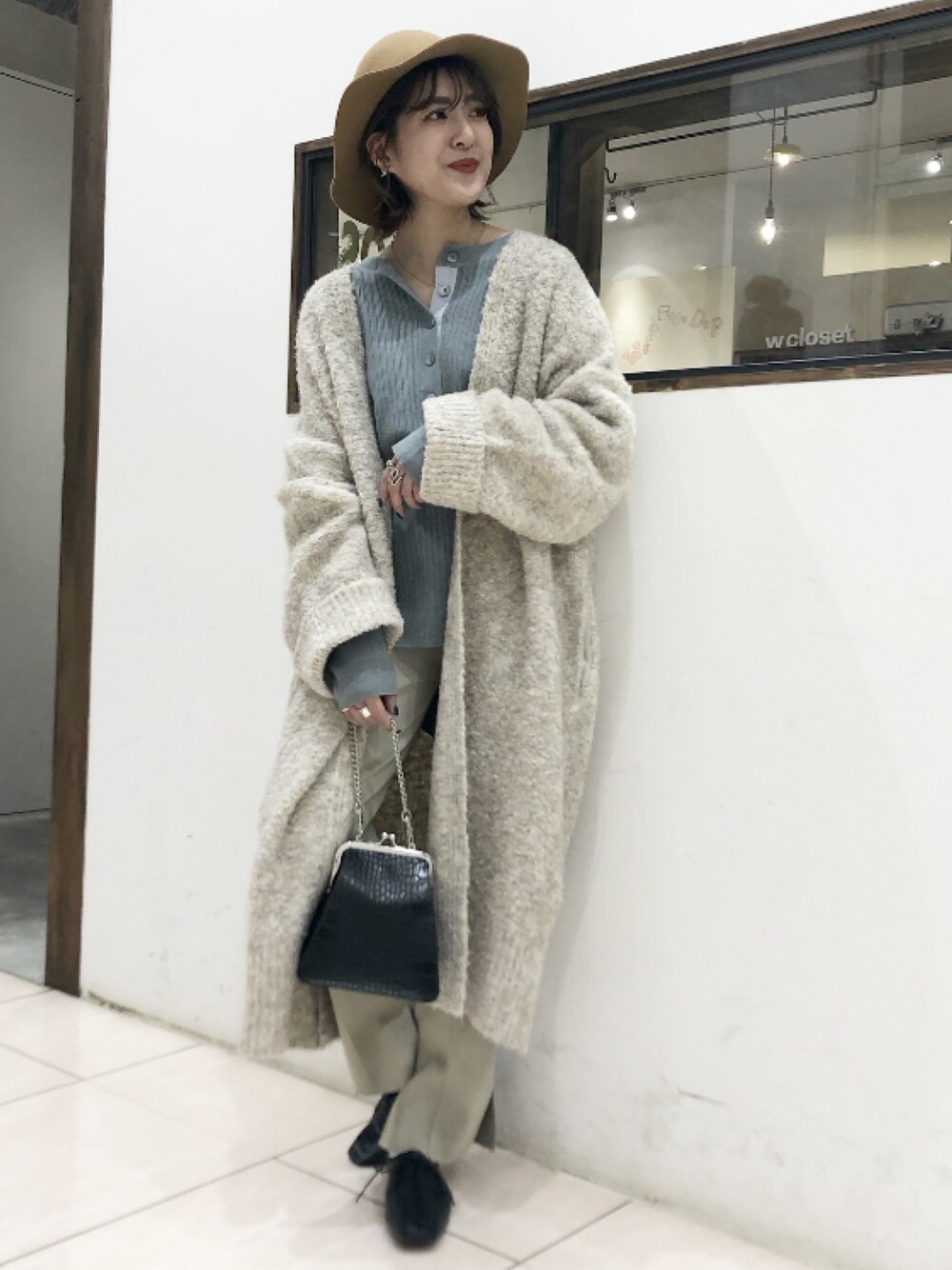 「JEANASiS、大人カジュアル、ロングカーディガン、ニットカーディガン、ブルー、スリットパンツ、ホワイトパンツ、バレエシューズ、きれいめカジュアル、オトナ女子」｜「JEANASISの12Gヘンリーネックニット/871947（ニット/セーター、ブルー系）」を使った、AIKAさん（レディース・158cm）の冬コーディネートの1枚目の写真