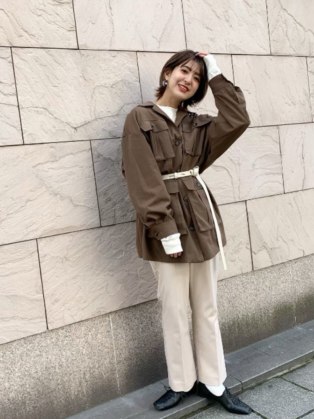 「JEANASiS、ジャケット、ウエストマーク、ベルト、スラックス、白パンツ、バレエシューズ、レイヤードスタイル、白Tシャツ、大人カジュアル」｜「JEANASISのベルトツキサファリジャケット/871437（ミリタリージャケット、ブラウン系）」を使った、AIKAさん（レディース・158cm）の冬コーディネートの1枚目の写真