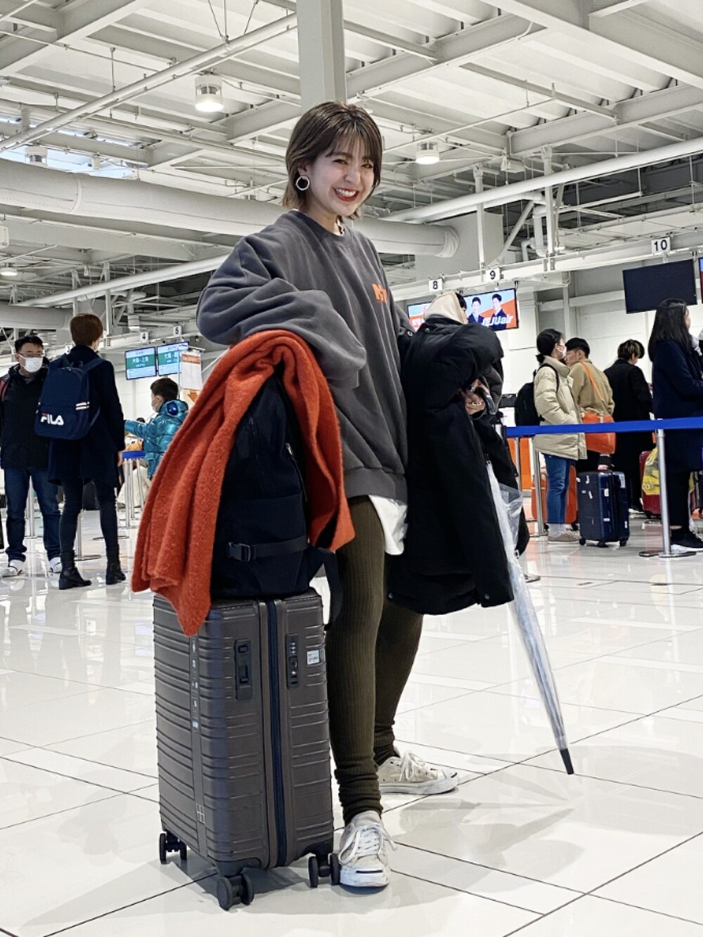 「スウェット、レイヤードスタイル、ロンT、レギンス、ストリート、ストール、カジュアルコーデ、ラフ、旅行、韓国ファッション」｜「CANAL JEANのアイテム（スウェット、グレー系）」を使った、AIKAさん（レディース・158cm）の冬コーディネートの1枚目の写真