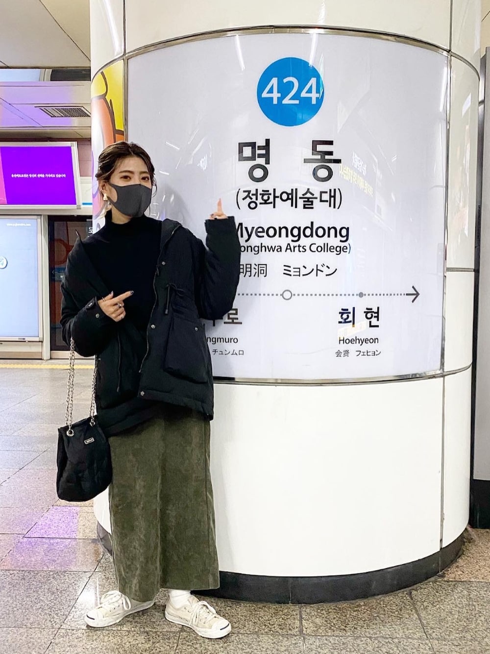「韓国ファッション、JEANASiS、ロングスカート、コーデュロイ、マウンテンパーカー、ハイネック、ハイネックニット、スニーカー、旅行、カジュアルコーデ」｜「JEANASISのWフェイスハイネックショートニット/842727（ニット/セーター、ブラック系）」を使った、AIKAさん（レディース・158cm）の冬コーディネートの1枚目の写真