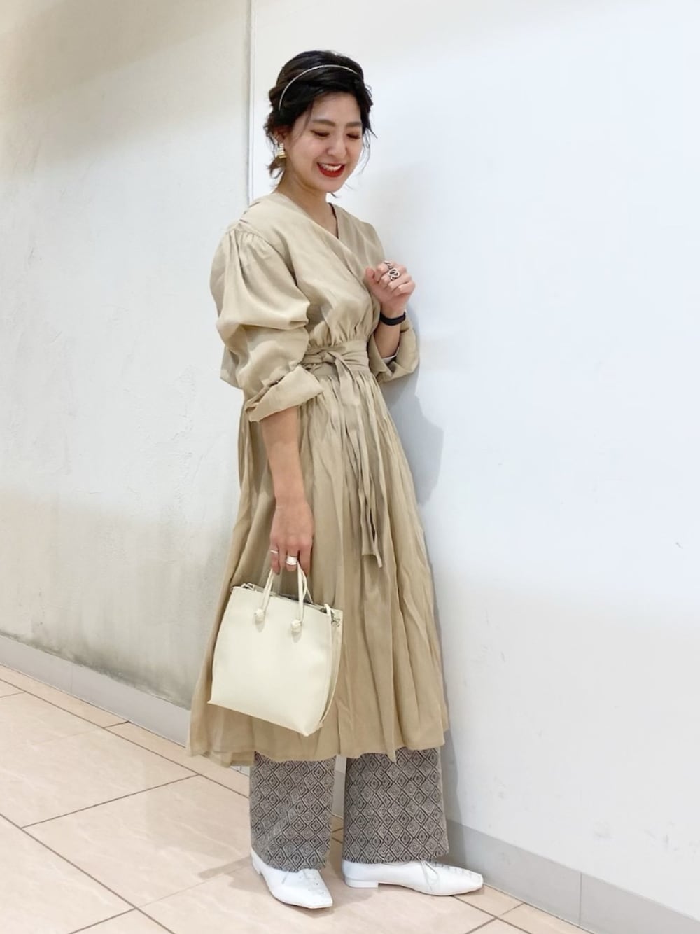 「JEANASiS、春コーデ、シャツワンピ、ロングワンピース、レイヤードスタイル、ラメ、ベージュコーデ、大人カジュアル、きれいめカジュアル、ヘアアレンジ」｜「JEANASISのカシュクールギャザーワンピース/875242（ワンピース、ベージュ系）」を使った、AIKAさん（レディース・158cm）の冬コーディネートの1枚目の写真