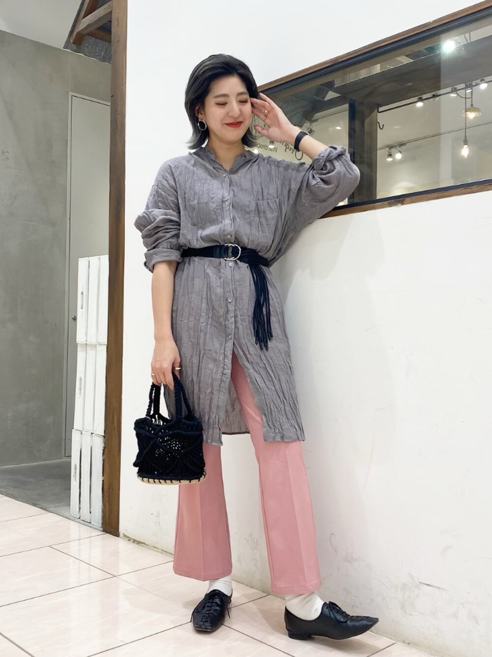 「JEANASiS、シャツスタイル、ロングシャツ、ウエストマーク、ベルト、フレアパンツ、スラックス、バレエシューズ、大人カジュアル、春コーデ」｜「JEANASISのワッシャーチュニックシャツLS/871926（シャツ/ブラウス、グレー系）」を使った、AIKAさん（レディース・158cm）の春コーディネートの1枚目の写真